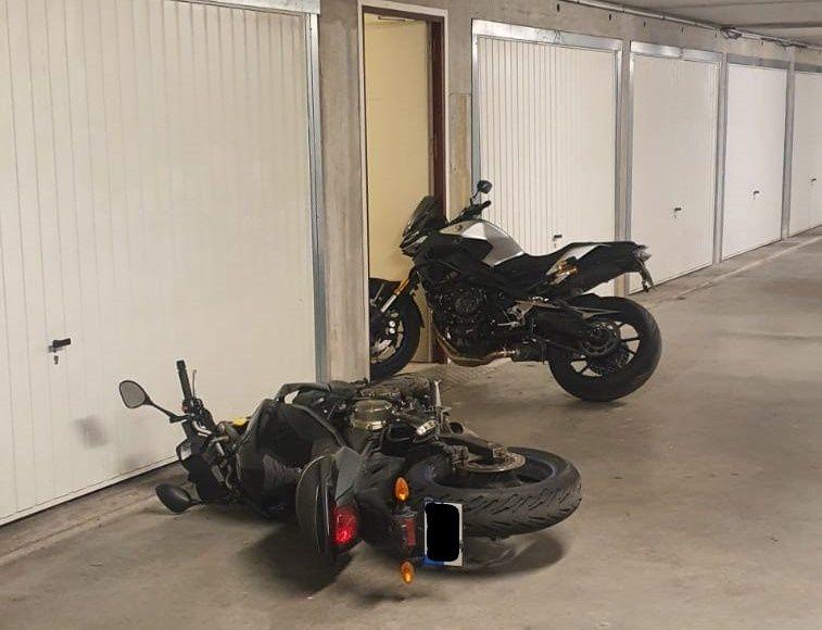 Box fracturé et moto volée, tombée au sol