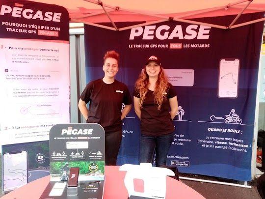 Stand Pégase Moto au Village Moto avec Alice Crié et Judith Tavernier  à l'occasion des 20 ans du Village Moto avec la présence de Giacomo Agostini et sa 500cc MV Agusta !