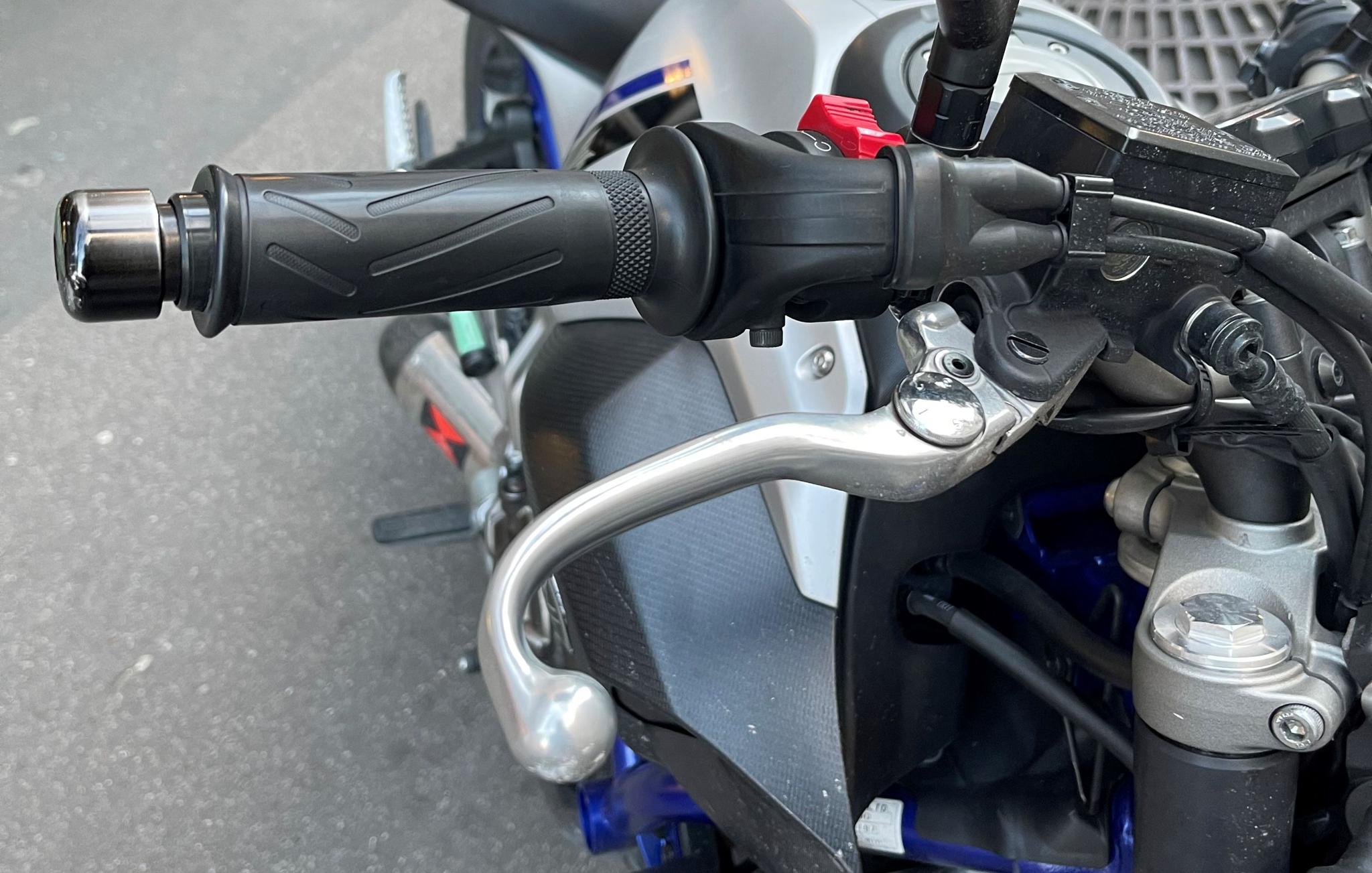 Levier de frein de la moto tordu