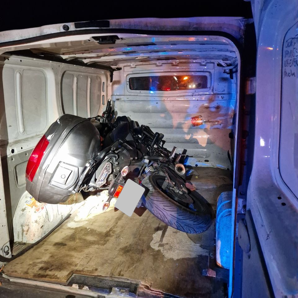 Moto dans la camionnette des voleurs