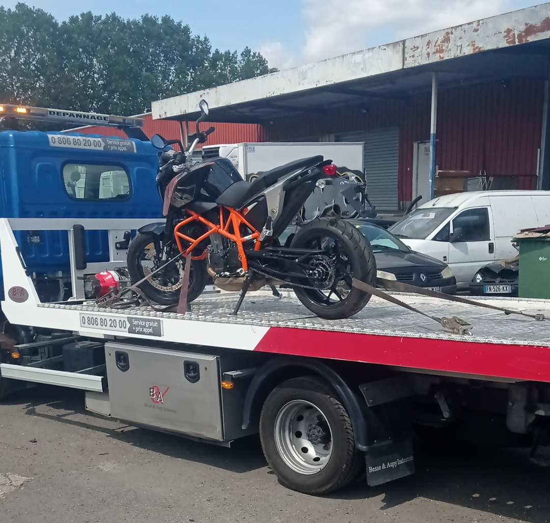 Moto KTM Duke 690 sur plateau remorqueur