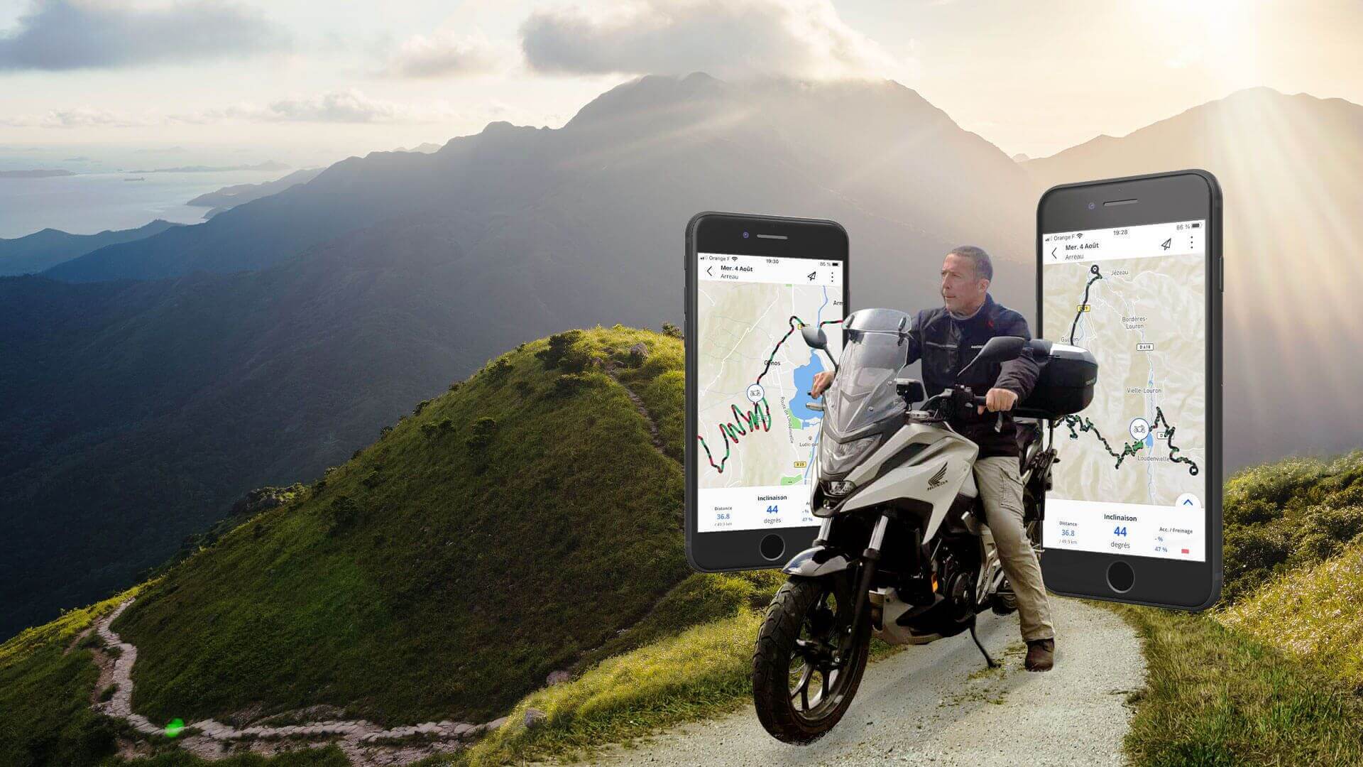Un motard en selle sur une route au milieu d'un paysage montagneux : roadtrip moto