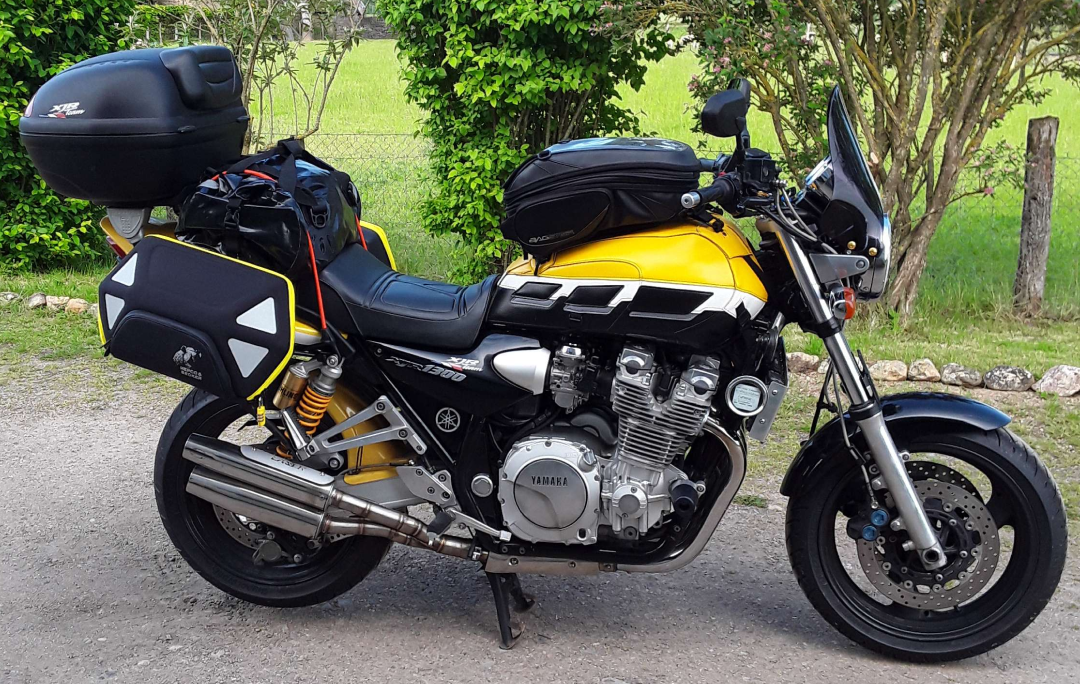 moto équipée en bagagerie pour partir en roadtrip